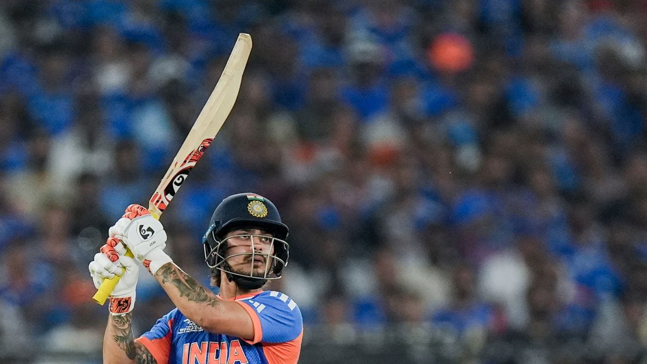 ઇતિહાસની દ્રષ્ટિએ જોવામાં આવે તો, ભારતના ઘણા સમાજોમાં લોકો પોતાના પૂર્વજોના નામ પરથી અટક રાખતા હતા. એટલે કે, જો કોઈ પરિવારના મુખ્ય પુરુષનું નામ “કિશન” હતું, તો તેની આગલી પેઢીએ તેને અટક તરીકે અપનાવી. આ પરંપરા ખાસ કરીને ગ્રામ્ય અને પરંપરાગત સમાજોમાં જોવા મળે છે.