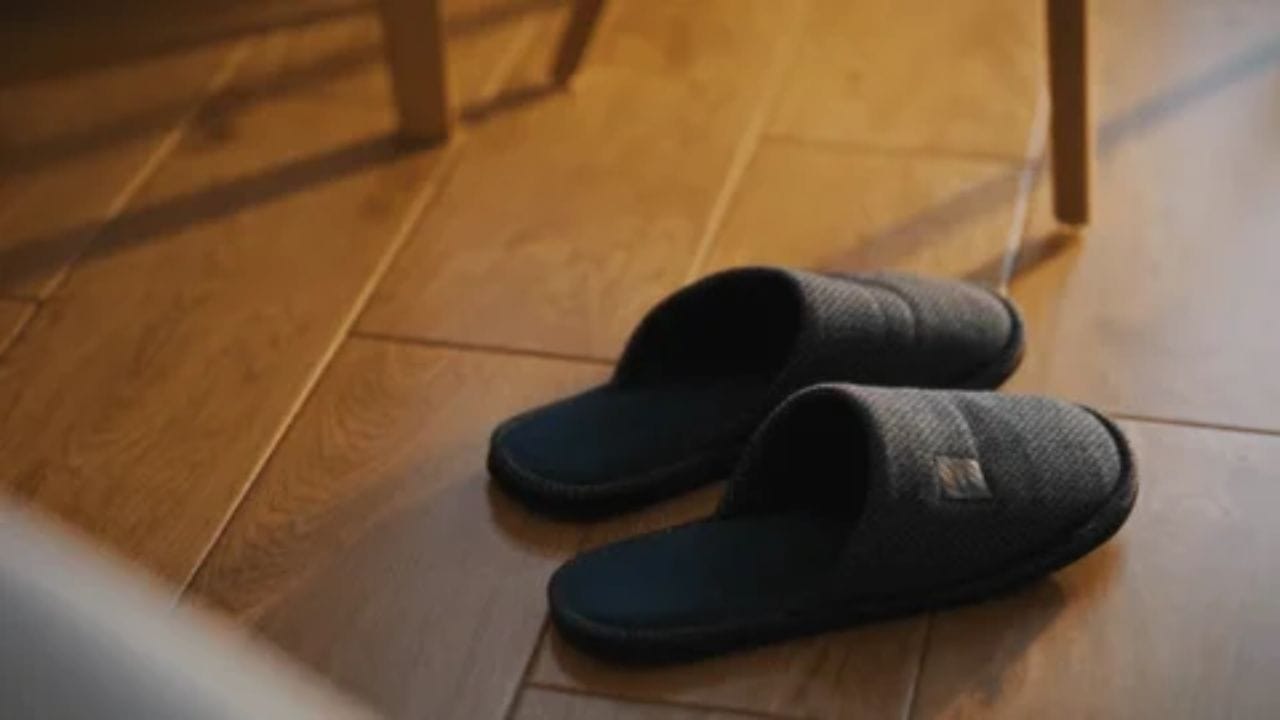 રસોડું અગ્નિ તત્વનું પ્રતિનિધિત્વ કરે છે, જ્યારે ચંપલ પૃથ્વી અને ભારે બાહ્ય ઉર્જાનું પ્રતીક છે. આ બંને વચ્ચેનો મેળ ઘરમાં વાસ્તુ દોષો પેદા કરે છે. આ અસંતુલન પરિવારની પ્રગતિમાં અવરોધ ઉભો કરે છે અને બિનજરૂરી ખર્ચાઓ તરફ દોરી જાય છે. ( ફોટો ક્રેડિટ-સોશિયલ મીડિયા)