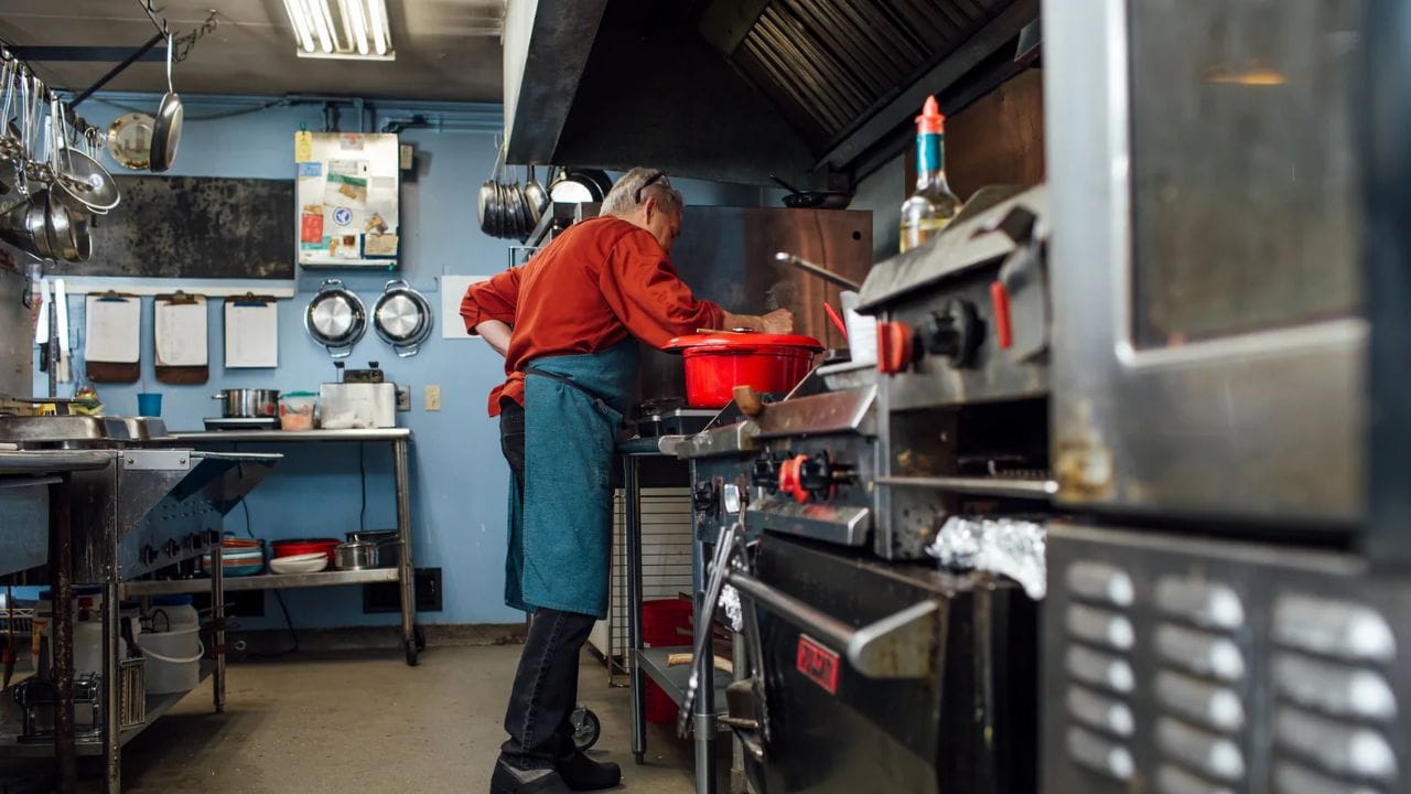 ફ્લોર ક્લિનિંગ: દરરોજ રાત્રે સૂતા પહેલા રસોડાના ફ્લોરને સાફ કરો; દેવી લક્ષ્મીને આકર્ષવાનો આ સૌથી અસરકારક રસ્તો છે. ( ફોટો ક્રેડિટ-સોશિયલ મીડિયા)