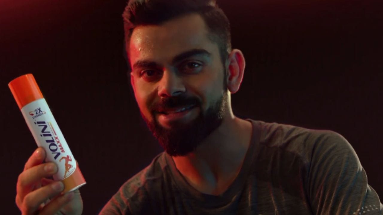 અહેવાલો અનુસાર, વિરાટ કોહલી એક જાહેરાત માટે ₹7 કરોડથી ₹10 કરોડ સુધી ચાર્જ કરે છે. આનો અર્થ એ થયો કે તે ફક્ત થોડીક સેકન્ડની ટીવી જાહેરાતો અથવા ડિજિટલ જાહેરાતોમાંથી કરોડો રૂપિયા કમાય છે. જ્યારે સોશિયલ મીડિયા પ્રમોશનની વાત આવે છે, ત્યારે તે એક ઇન્સ્ટાગ્રામ પોસ્ટ માટે આશરે ₹3 કરોડથી ₹5 કરોડ ચાર્જ કરે છે.