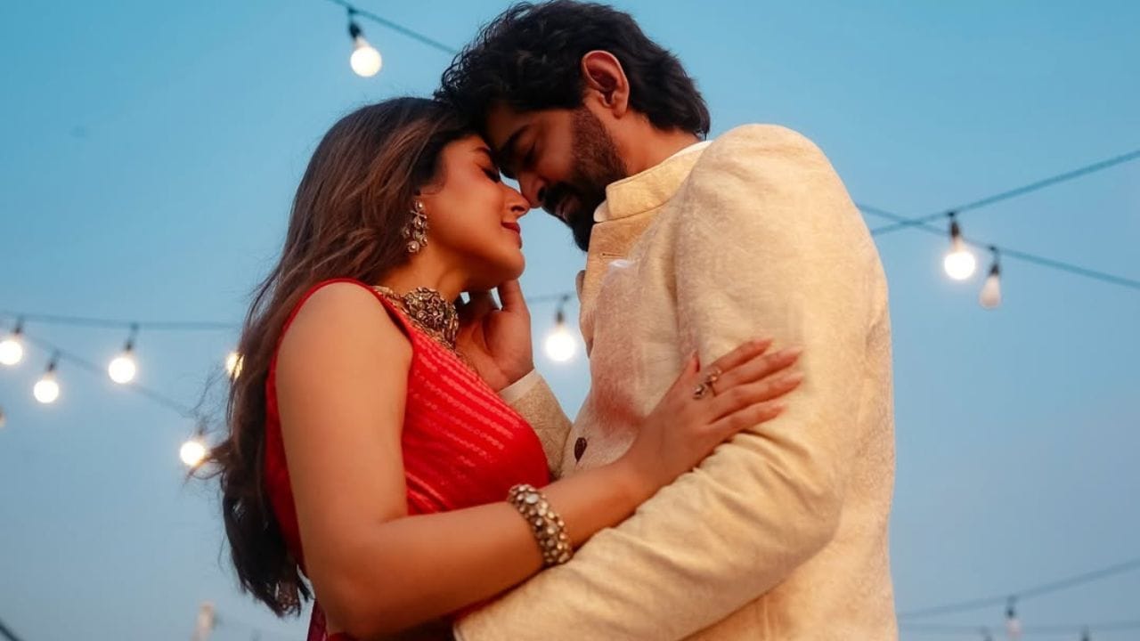 તે તેની પર્સનલ લાઈફ અને પ્રોફેશનલ લાઈફ બંને માટે ચર્ચામાં રહી છે. કૃતિકાનું નામ અભિનેતા કરણ કુન્દ્રા સાથે જોડાયેલું હતું, અને બંને વચ્ચે પ્રેમ સંબંધ હતો, પરંતુ તેમનો સંબંધ લાંબો સમય ટકી શક્યો નહીં.