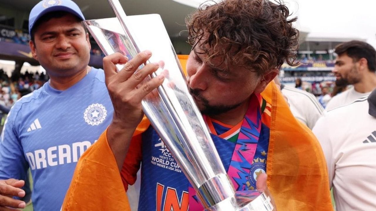  તે એલઆઈસીમાં નોકરી કરે છે. કુલદીપ યાદવ અને વંશિકા બાળપણથી એકબીજાને ઓળખે છે. ધીમે ધીમે તેની મિત્રતા પ્રેમમાં પરિવર્તિત થઈ .4 જૂન 2025ના રોજ લખનૌમાં બંન્નેએ સગાઈ કરી હતી.