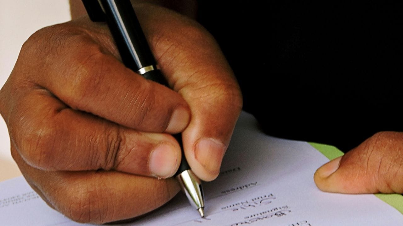 અરજી પર જસ્ટિસ એ આનંદ વેંકટેશ અને જસ્ટિશ પી ધનબલની બેન્ચે સુનાવણી કરી રહી હતી. આ મુરુગનનામના એક વ્યકિતએ હેબિયસ કોર્પશ પિટિશન દાખલ કરી હતી. અરજી કરનારે આરોપ લગાવ્યો હતો કે, 6 માર્ચ 2026ના રોજ તેની પત્ની અને 2 બાળકો ગુમ થયા હતા. આ સાથે માંગ કરી હતી કે, તેને કોર્ટમાં રજુ કરવામાં આવે. કોર્ટે પોલીસને આદેશ આપ્યો કે, મહિલા અને બાળકોને શોધી કાઢે. આ સાથે મેજિસ્ટ્રેટ સામે રજુ કરવામાં આવે.