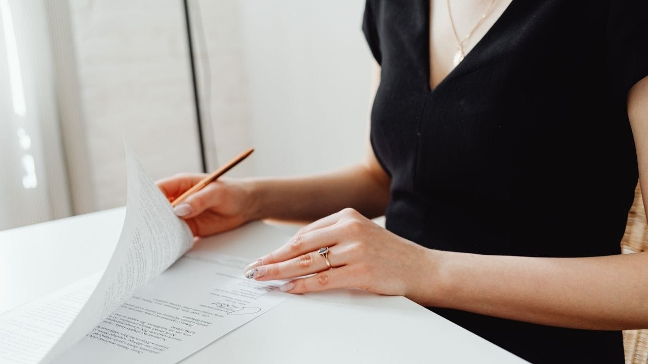  (Disclaimer: જો તમારી પાસે કોઈ ચોક્કસ કેસ હોય તો કાનૂની નિષ્ણાત (વકીલ) ની સલાહ લેવી સલાહભર્યું છે. અહીં આપેલી માહિતી ફક્ત કોર્ટના નિર્ણયો અને કલમોને આધારે આપવામાં આવી છે. તમારે કોઈ કેસ માટે જાણવું હોય તો યોગ્ય વકીલની સલાહ લઈ શકો છો.)(All Image Credit- Canva)