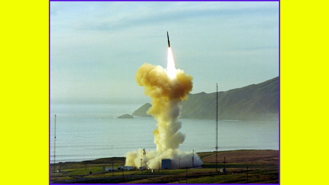 LGM-30G Minuteman III (અમેરિકા): આ અમેરિકાનું મુખ્ય પરમાણુ હથિયાર છે. દાયકાઓથી આ મિસાઇલ અમેરિકાની સૈન્ય શક્તિનો આધાર રહી છે. તેની સચોટતા અને મારક ક્ષમતા જ તેને દુનિયાની સૌથી વિશ્વસનીય મિસાઇલોમાંની એક બનાવે છે.