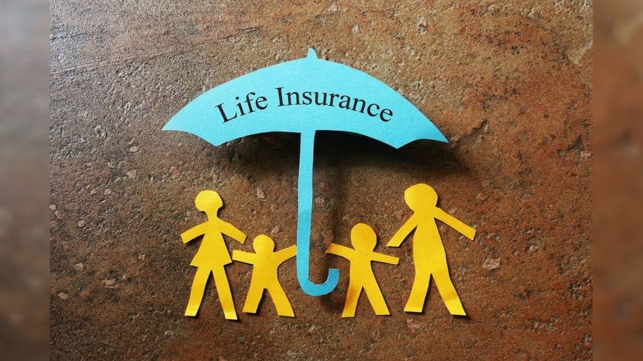 LIC એ જૂની અને બંધ થયેલી પોલિસી ધરાવતા ગ્રાહકો માટે ખાસ પુનર્જીવિત અભિયાન શરૂ કર્યું છે, જે 2 માર્ચ સુધી માન્ય છે. આ સમયગાળા દરમિયાન નોન-લિંક્ડ પોલિસી પુનર્જીવિત કરવા માટે લેટ ફી પર 30 ટકા સુધીની છૂટ (મહત્તમ ₹5,000) આપવામાં આવી રહી છે. સૂક્ષ્મ વીમા યોજનાઓ માટે લેટ ફી સંપૂર્ણપણે માફ કરવામાં આવી છે. 