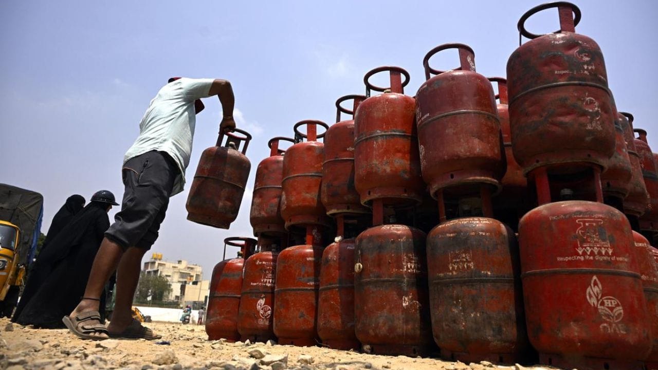 Why does an LPG cylinder contain exactly 14.2 kg of gas and not 14 or 15 kg? Find out here LPG Cylinders 2