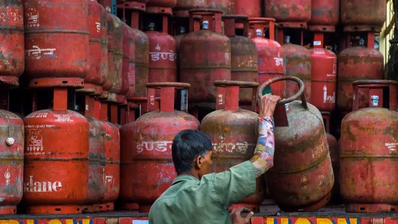 Why does an LPG cylinder contain exactly 14.2 kg of gas and not 14 or 15 kg? Find out here LPG Cylinders 3