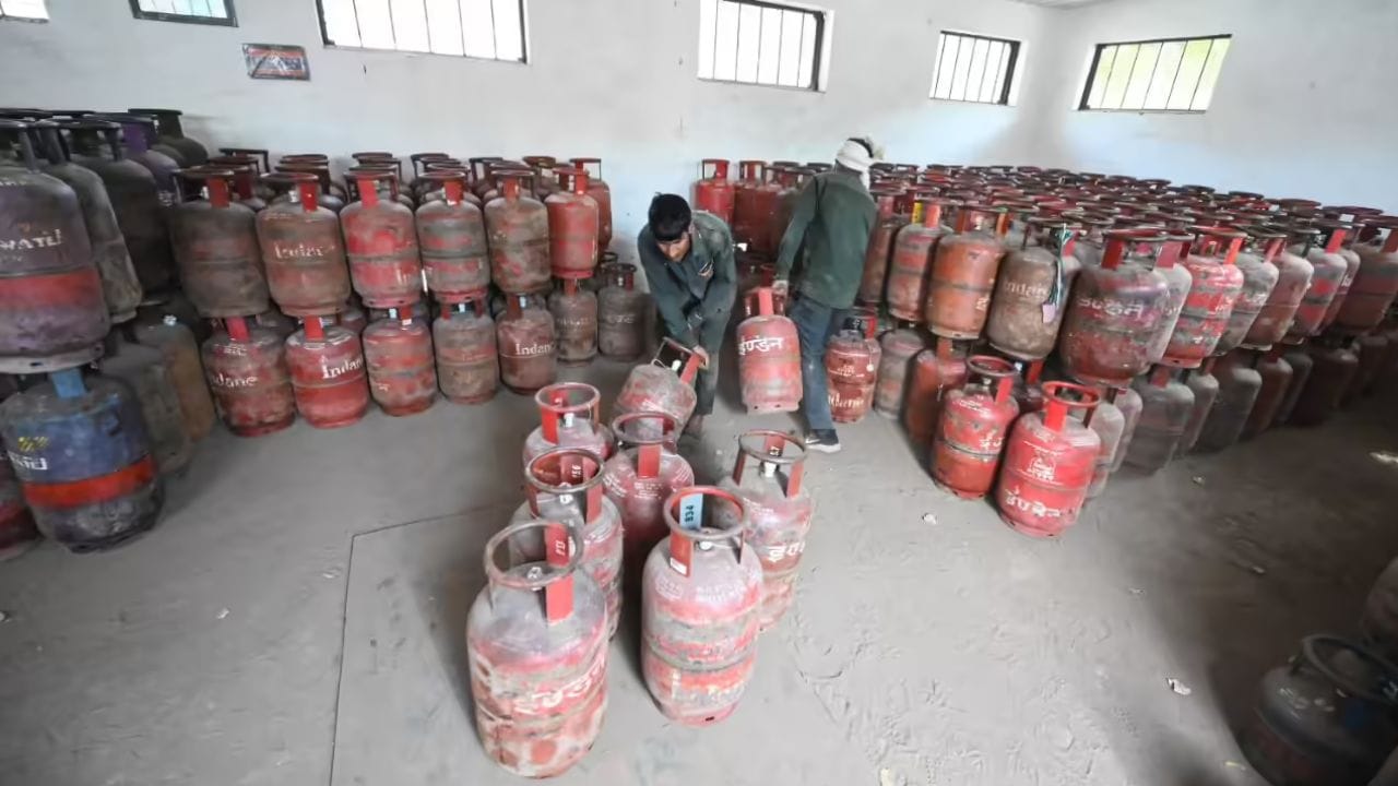 Why does an LPG cylinder contain exactly 14.2 kg of gas and not 14 or 15 kg? Find out here LPG Cylinders 4