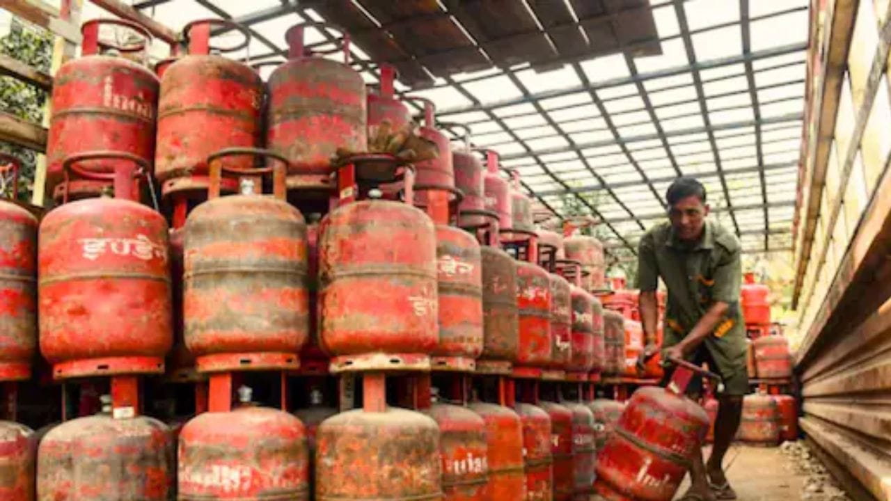 Why does an LPG cylinder contain exactly 14.2 kg of gas and not 14 or 15 kg? Find out here LPG Cylinders 5