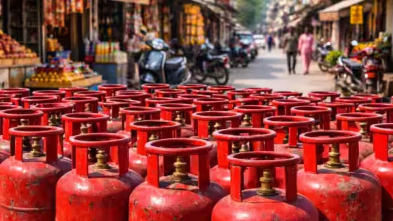Why does an LPG cylinder contain exactly 14.2 kg of gas and not 14 or 15 kg? Find out here LPG Cylinders 6