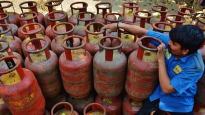 હાલમાં, દેશ LPG ગેસની અછતનો સામનો કરી રહ્યો છે; જોકે, સરકાર લોકોને તેમના ગેસ સિલિન્ડર મળતા રહે તે સુનિશ્ચિત કરવા માટે LPG સપ્લાય લોજિસ્ટિક્સ પર સતત કામ કરી રહી છે. તમે કદાચ તમારા ઘરમાં પણ LPG ગેસ સિલિન્ડરનો ઉપયોગ કરો છો, પરંતુ શું તમે ક્યારેય વિચાર્યું છે કે ભારતમાં ઘરેલુ LPG સિલિન્ડરમાં ગેસનું પ્રમાણ 14 કે 15 કિલો નહીં, પરંતુ બરાબર 14.2 કિલો કેમ છે? ચાલો જાણીએ. (ફોટો ક્રેડિટ-સોશિયલ મીડિયા)