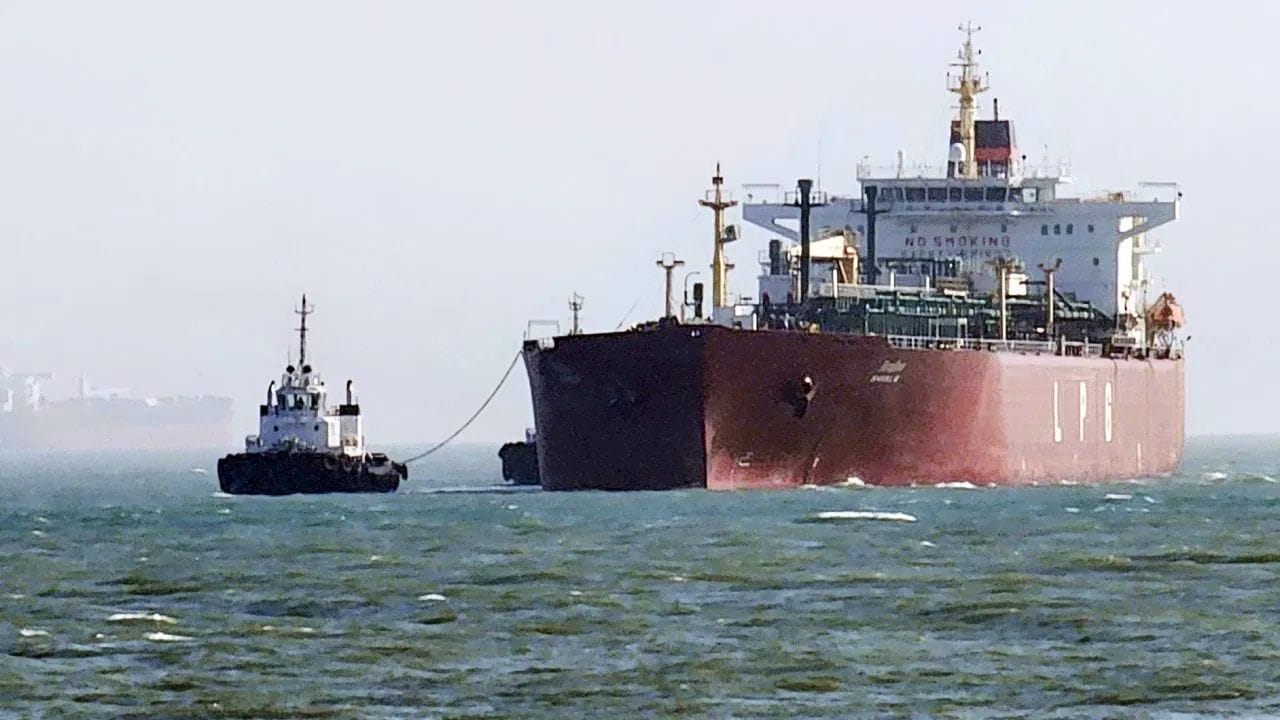 કતારથી આયાત કરાયેલ LPGનો ઉપયોગ દેશના સ્થાનિક ગેસ પુરવઠાને મજબૂત બનાવવા માટે કરવામાં આવશે. શિવાલિક એ શિપિંગ કોર્પોરેશન ઓફ ઈન્ડિયા દ્વારા સંચાલિત એક મોટું ગેસ કેરિયર જહાજ છે. હવે પ્રશ્ન એ ઊભો થાય છે કે: શિવાલિક દ્વારા પહોંચાડવામાં આવેલા 46,000 મેટ્રિક ટન રસોઈ ગેસથી કેટલા સિલિન્ડર ભરી શકાય?(ફોટો ક્રેડિટ-સોશિયલ મીડિયા)