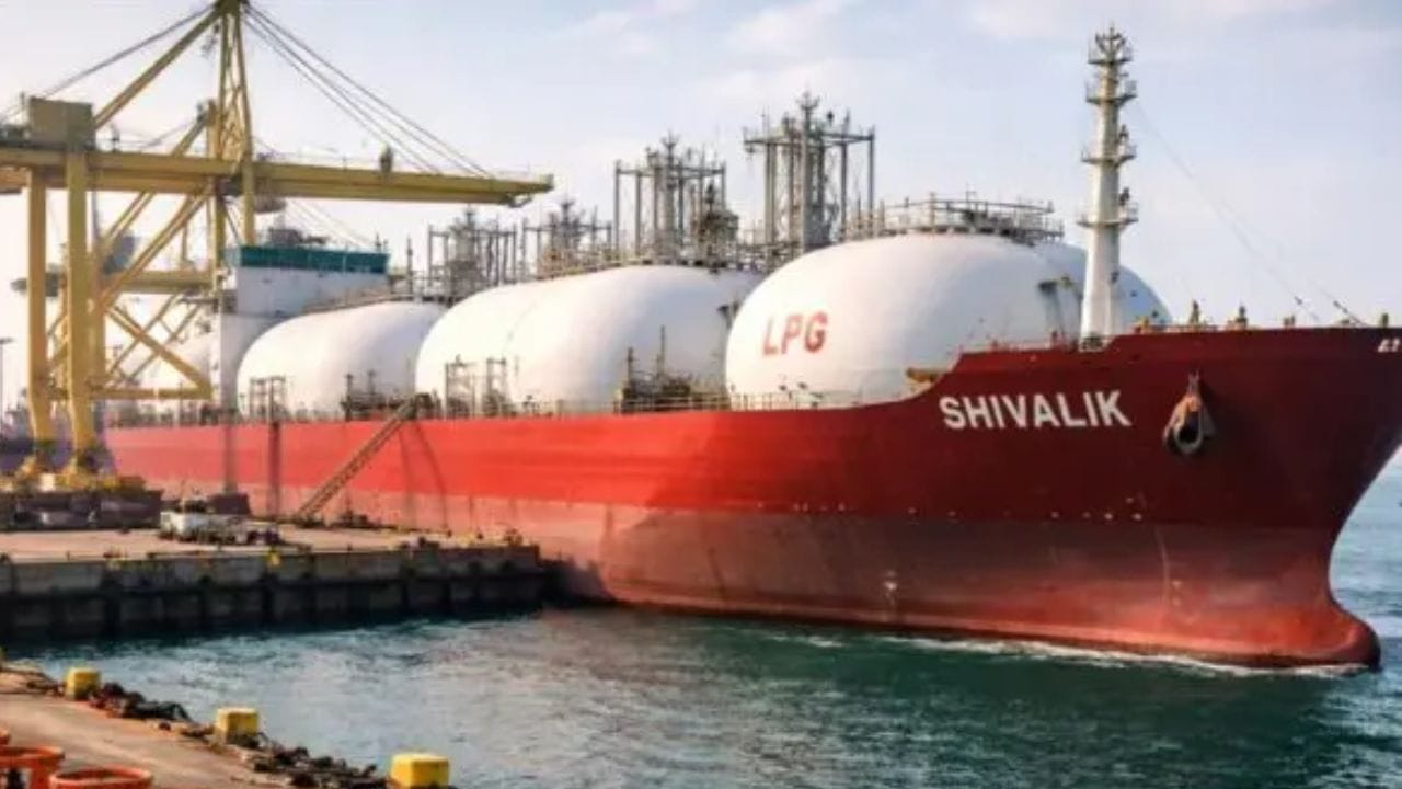 જો કોઈ જહાજે 46,000 મેટ્રિક ટન LPG પહોંચાડ્યું હોય, તો પ્રથમ પગલું આ આંકડાને કિલોગ્રામમાં રૂપાંતરિત કરવાનું છે. એક મેટ્રિક ટન 1,000 કિલોગ્રામ બરાબર છે. 46,000 મેટ્રિક ટનને કિલોગ્રામમાં રૂપાંતરિત કરવા પર, LPGનો કુલ જથ્થો 46,000,000 કિલોગ્રામ થાય છે. (ફોટો ક્રેડિટ-સોશિયલ મીડિયા)