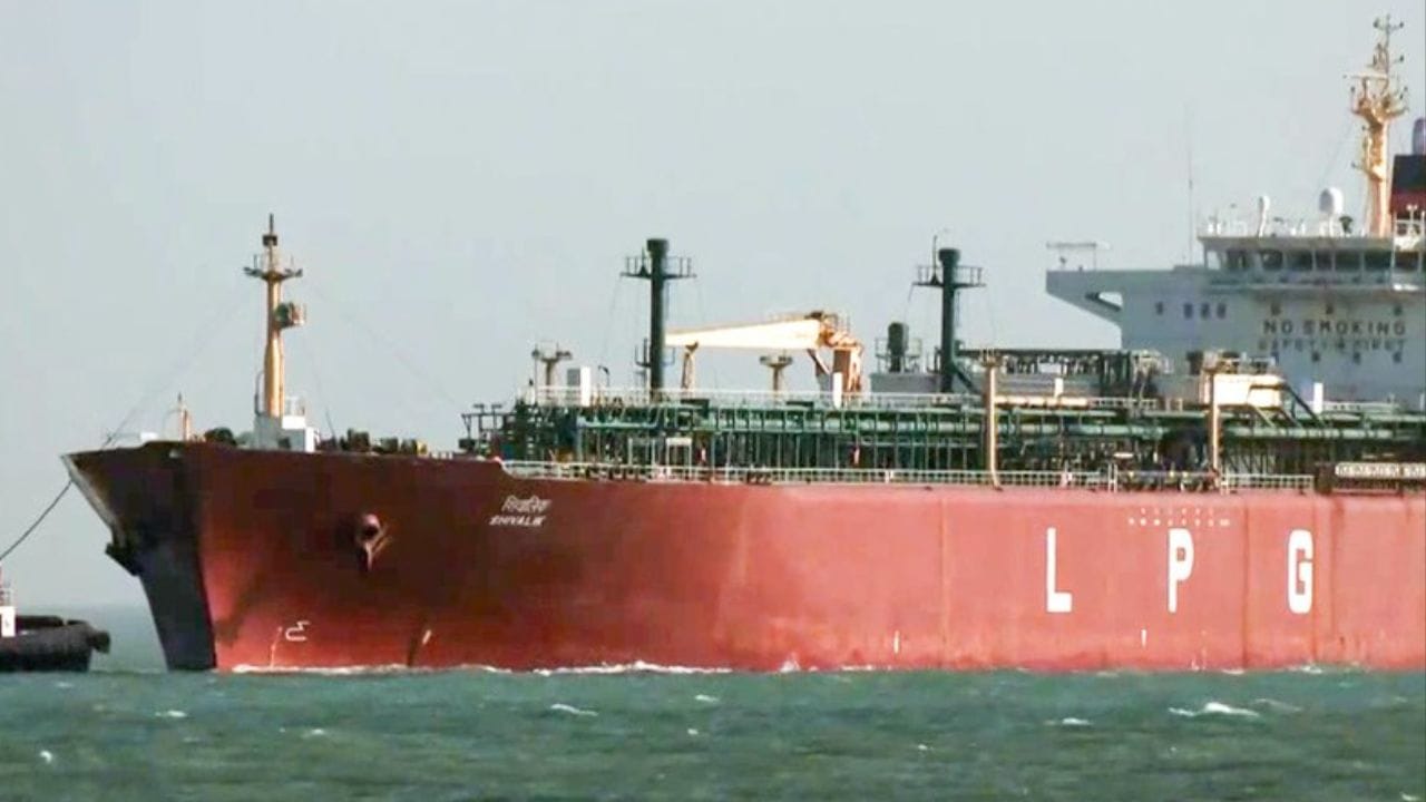 આંકડા મુજબ, ભારત LPGનો વિશ્વનો ત્રીજો સૌથી મોટો ગ્રાહક છે. છેલ્લા 10 વર્ષોમાં, દેશમાં બળતણનો વપરાશ 60 ટકા વધ્યો છે. તે 2015-16 માં 19.6 મિલિયન મેટ્રિક ટન (MMT) થી વધીને 2024-25 માં 31.3 MMT થયો છે. ભારતમાં હાલમાં 330 મિલિયન સક્રિય સ્થાનિક LPG ગ્રાહકો છે. 2015-16 માં, આ આંકડો ફક્ત 166 મિલિયન હતો, જેનો અર્થ છે કે સક્રિય સ્થાનિક ગ્રાહકોની સંખ્યા અસરકારક રીતે બમણી થઈ ગઈ છે. (ફોટો ક્રેડિટ-સોશિયલ મીડિયા)