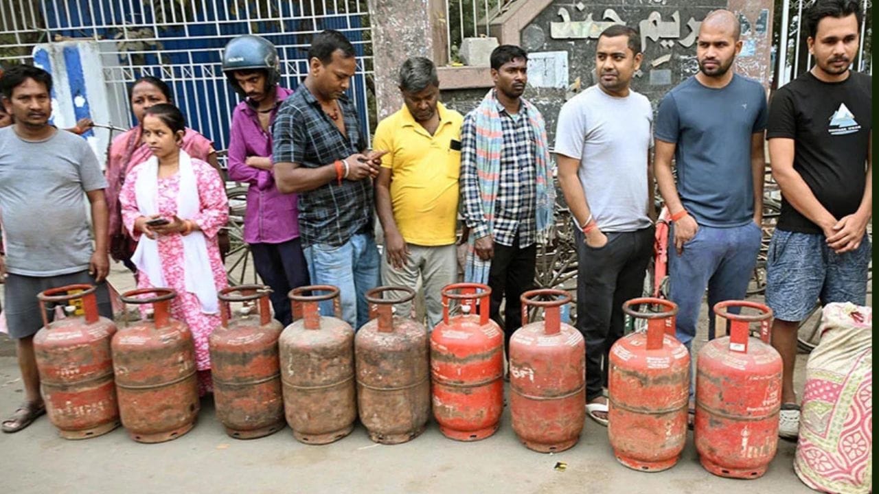 દેશમાં LPGનો વપરાશ દર વર્ષે વધી રહ્યો છે, પરંતુ સ્થાનિક ઉત્પાદન આ વૃદ્ધિ સાથે ગતિ જાળવી શક્યું નથી. આજે પણ, ભારતના કુલ વપરાશમાં સ્થાનિક ઉત્પાદનનો હિસ્સો ફક્ત 40 ટકા છે. પરિણામે, ભારત તેની કુલ LPG જરૂરિયાતોના 60 ટકા સુધી અન્ય દેશો પર નિર્ભર રહે છે. આ સપ્લાયર દેશોમાં કતાર, UAE અને મધ્ય પૂર્વના અન્ય દેશોનો સમાવેશ થાય છે. આ નિર્ભરતા વર્તમાન LPG કટોકટી પાછળનું મુખ્ય કારણ છે. આ અછતને દૂર કરવા માટે, સરકાર વિવિધ નિયમોમાં ફેરફારો અમલમાં મૂકી રહી છે; ઉદાહરણ તરીકે, PNG (પાઇપ્ડ નેચરલ ગેસ) કનેક્શનનો ઉપયોગ કરતા ગ્રાહકોને સ્વેચ્છાએ તેમના LPG કનેક્શન છોડી દેવા વિનંતી કરવામાં આવી છે. (ફોટો ક્રેડિટ-સોશિયલ મીડિયા)