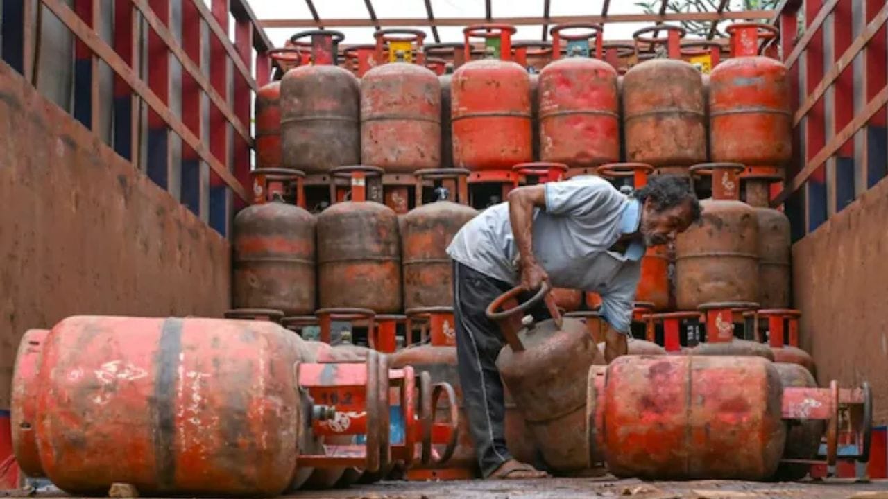  આમ, શિવાલિક જહાજ પર 46,000,000 કિલોગ્રામ રસોઈ ગેસ ભારતમાં આવ્યો છે. ભારતમાં, એક પ્રમાણભૂત ઘરેલું ગેસ સિલિન્ડર 14.2 કિલોગ્રામ ગેસ ધરાવે છે; આ ગણતરીના આધારે, ભરી શકાય તેવા કુલ સિલિન્ડરોની સંખ્યા 3,239,000 સુધી પહોંચે છે. બીજા શબ્દોમાં કહીએ તો, કતારથી ભારતમાં પહોંચેલા 46,000 મેટ્રિક ટન ગેસનો ઉપયોગ કુલ 3,239,000 LPG સિલિન્ડર ભરવા માટે થઈ શકે છે. સરકારે બંદર અધિકારીઓને ઘરો માટે બનાવાયેલ કાર્ગોને અનલોડ કરવા, ત્યારબાદ હોસ્પિટલો, શાળાઓ અને અંતે, વાણિજ્યિક સાહસો માટે કેસ-બાય-કેસના આધારે વ્યવસ્થા કરવા સૂચના આપી છે. (ફોટો ક્રેડિટ-સોશિયલ મીડિયા)