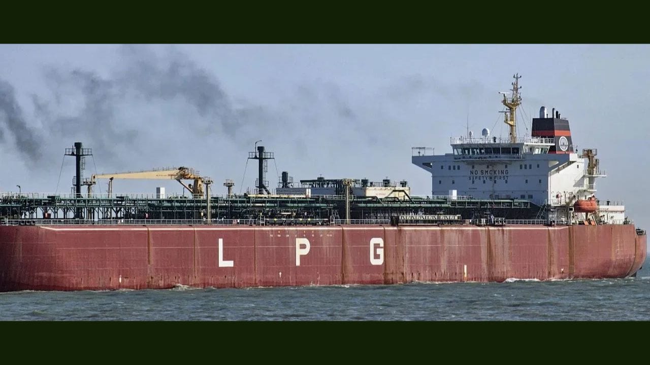 ગેસ કટોકટી વચ્ચે, આ એક રાહતદાયક સમાચાર છે. યુદ્ધ અને ભૂ-રાજકીય તણાવ વચ્ચે, ભારતીય જહાજ શિવાલિક હોર્મુઝની સામુદ્રધુનીમાંથી સફળતાપૂર્વક બહાર નીકળીને ગુજરાતના મુન્દ્રા બંદરે પહોંચ્યું છે. તેલ શિપિંગ માર્ગો પર જોખમોમાં વધારો થવાને કારણે પરિસ્થિતિઓ વધુ પડકારજનક બની ગઈ હોવાથી, આને એક મહત્વપૂર્ણ સિદ્ધિ તરીકે બિરદાવવામાં આવી રહી છે. ભારતીય જહાજ શિવાલિક કતારથી 46,000 મેટ્રિક ટન એલપીજીનો કાર્ગો લઈને ભારતમાં પહોંચ્યું.(ફોટો ક્રેડિટ-સોશિયલ મીડિયા)