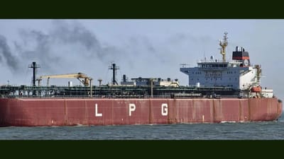 ગેસ કટોકટી વચ્ચે, આ એક રાહતદાયક સમાચાર છે. યુદ્ધ અને ભૂ-રાજકીય તણાવ વચ્ચે, ભારતીય જહાજ શિવાલિક હોર્મુઝની સામુદ્રધુનીમાંથી સફળતાપૂર્વક બહાર નીકળીને ગુજરાતના મુન્દ્રા બંદરે પહોંચ્યું છે. તેલ શિપિંગ માર્ગો પર જોખમોમાં વધારો થવાને કારણે પરિસ્થિતિઓ વધુ પડકારજનક બની ગઈ હોવાથી, આને એક મહત્વપૂર્ણ સિદ્ધિ તરીકે બિરદાવવામાં આવી રહી છે. ભારતીય જહાજ શિવાલિક કતારથી 46,000 મેટ્રિક ટન એલપીજીનો કાર્ગો લઈને ભારતમાં પહોંચ્યું.(ફોટો ક્રેડિટ-સોશિયલ મીડિયા)