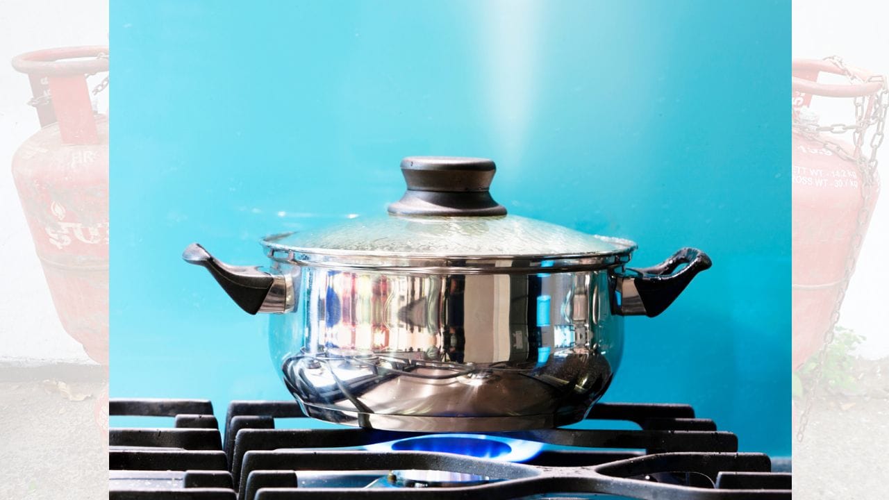 શરૂઆતમાં ઘણા લોકો LPG સિલિન્ડરનો ઉપયોગ કરતા ડરતા હતા, કારણ કે તેમને તે સુરક્ષિત છે કે નહીં તેની શંકા હતી. તેથી શરૂઆતના સમયમાં માત્ર લગભગ 2,000 ગ્રાહકો જ હતા અને સેવા મુખ્યત્વે કોલકાતા અને પટના જેવા થોડા શહેરોમાં જ ઉપલબ્ધ હતી. ( Credits: Getty Images )