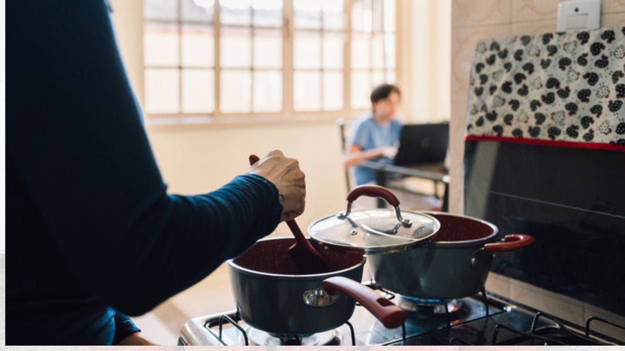 1967માં ભારત માટે એક મહત્વપૂર્ણ પગલું ભરાયું, જ્યારે દેશમાં જ LPG સિલિન્ડર બનાવવાનું શરૂ થયું. આ સિલિન્ડરોનું ઉત્પાદન હૈદરાબાદની ઓલવિન ફેક્ટરીમાં કરવામાં આવતું હતું. ( નોંધ: અહીં આપવામાં આવેલી માહિતી પબ્લિક ડોમેન પરથી લેવામાં આવી છે, જે ફક્ત તમારી જાણકારી માટે છે.) ( Credits: Getty Images )