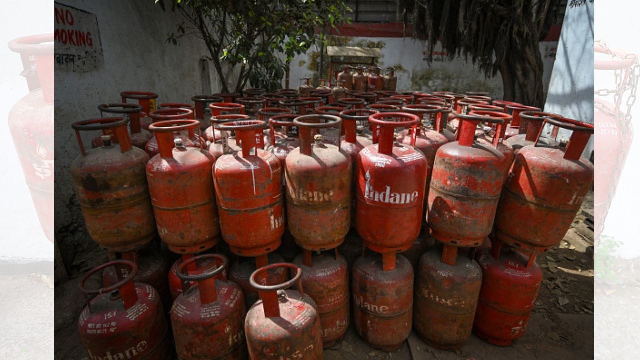 ભારતમાં LPGનો ઉપયોગ સૌથી પહેલા ડિસેમ્બર 1955માં શરૂ થયો હતો. તેની શરૂઆત મુંબઈમાં કરવામાં આવી હતી, જેના કારણે ઘરેલું રસોઈ કરવાની રીતોમાં મોટો બદલાવ આવ્યો. LPG આવતાં પહેલા મોટા ભાગના લોકો રસોઈ માટે લાકડા, કોલસા અથવા કેરોસીનનો ઉપયોગ કરતા હતા. ( Credits: Getty Images )