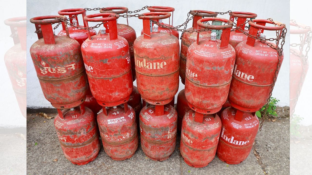 ભારતમાં LPGનો ઉપયોગ વધે તે માટે બર્મા શેલ કંપનીએ ખાસ બે-રિંગ વાળા ગેસ બર્નર રજૂ કર્યા હતા. આ બર્નર ભારતીય રસોઈ કરવાની રીતોને ધ્યાનમાં રાખીને બનાવવામાં આવ્યા હતા, જેથી લોકો માટે LPGનો ઉપયોગ સરળ બને. ( Credits: Getty Images )