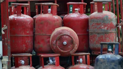 LPG Gas : પશ્ચિમ એશિયા (West Asia) માં વધતા તણાવની અસર ભારતમાં પણ જોવા મળી રહી છે. ઘણા શહેરો હોટલ, રેસ્ટોરન્ટ અને ખાદ્ય વ્યવસાયો દ્વારા ઉપયોગમાં લેવાતા વાણિજ્યિક LPG સિલિન્ડરો માટે પુરવઠામાં અવરોધ અનુભવી રહ્યા છે. ઉદ્યોગ સંગઠનોના જણાવ્યા અનુસાર, આ અસર બેંગલુરુ, મુંબઈ અને ચેન્નાઈમાં અનુભવાઈ રહી છે. આ શહેરોમાં મોટાભાગના રેસ્ટોરન્ટ્સ રોજિંદા રસોઈ માટે વાણિજ્યિક ગેસ પર આધાર રાખે છે, તેથી અછતએ સમસ્યાને વધારી દીધી છે.