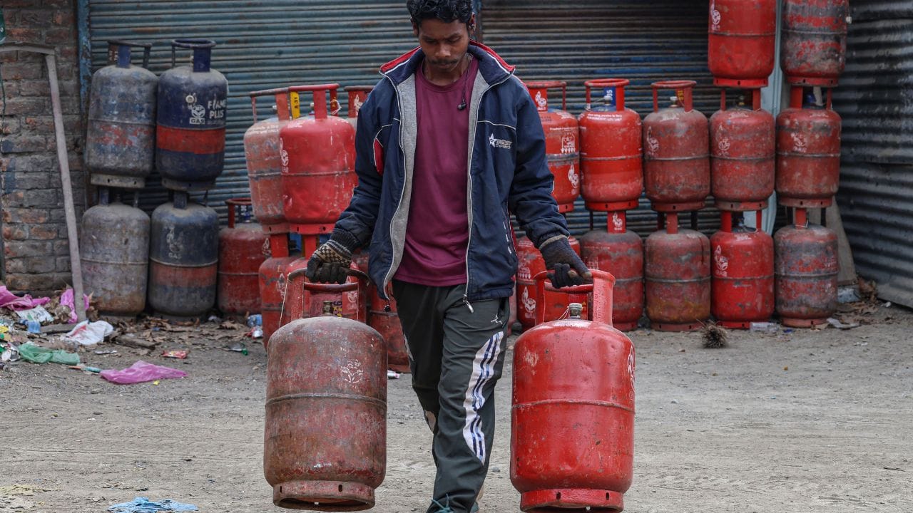 LPG ખરેખર બને છે કેવી રીતે? ઘણીવાર આપણે એ ભૂલી જઈએ છીએ કે સિલિન્ડરમાં રહેલો ગેસ કુદરતમાંથી સીધો એ જ સ્વરૂપમાં નથી મળતો. વૈજ્ઞાનિક રીતે LPG (લિક્વિફાઈડ પેટ્રોલિયમ ગેસ) એ મુખ્યત્વે પ્રોપેન (Propane) અને બ્યુટેન (Butane) નું મિશ્રણ છે. જ્યારે રિફાઈનરીમાં ક્રૂડ ઓઈલ (કાચું તેલ) શુદ્ધ કરવામાં આવે છે અથવા નેચરલ ગેસનું પ્રોસેસિંગ થાય છે, ત્યારે આ ગેસ છૂટા પડે છે. આ ગેસને ઊંચા દબાણે (high pressure) પ્રવાહીમાં ફેરવીને સિલિન્ડરમાં ભરવામાં આવે છે. 
Credits: Getty Images