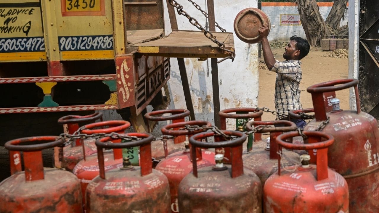 ઘરો માટે ગેસ સપ્લાયને પ્રાથમિકતા આપવામાં આવશે : સરકારે ખાતરી કરી છે કે ઘરેલુ ઉપયોગ માટે LPG સિલિન્ડર સરળતાથી ઉપલબ્ધ રહે. આ જ કારણ છે કે ઘરેલુ ગેસને પ્રાથમિકતા આપવામાં આવી રહી છે, પરંતુ તેના પરિણામે ઘણા વિસ્તારોમાં વાણિજ્યિક ઉપયોગ માટે ગેસ સિલિન્ડરની અછત સર્જાઈ છે.