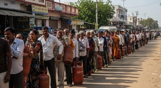 Breaking News: મિડલ ઈસ્ટ યુદ્ધની અસર ગુજરાતમાં! અમદાવાદ સહિત શહેરોમાં LPG સિલિન્ડર માટે લાંબી કતારો, સપ્લાય ઘટતાં લોકોમાં ચિંતા