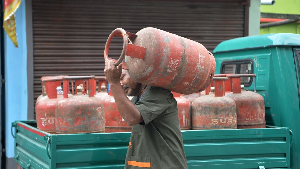 અમેરિકા, ઈરાન અને ઈઝરાયલ વચ્ચે ચાલી રહેલા યુદ્ધને કારણે ભારત સહિત ઘણા દેશોમાં તેલ, ગેસ અને અન્ય આવશ્યક ચીજવસ્તુઓની અછત સર્જાઈ રહી છે. ભારતમાં સૌથી મોટી સમસ્યાઓ તેલ અને LPG  સંબંધિત છે. આ દરમિયાન સરકારે એક મોટો નિર્ણય લીધો છે.