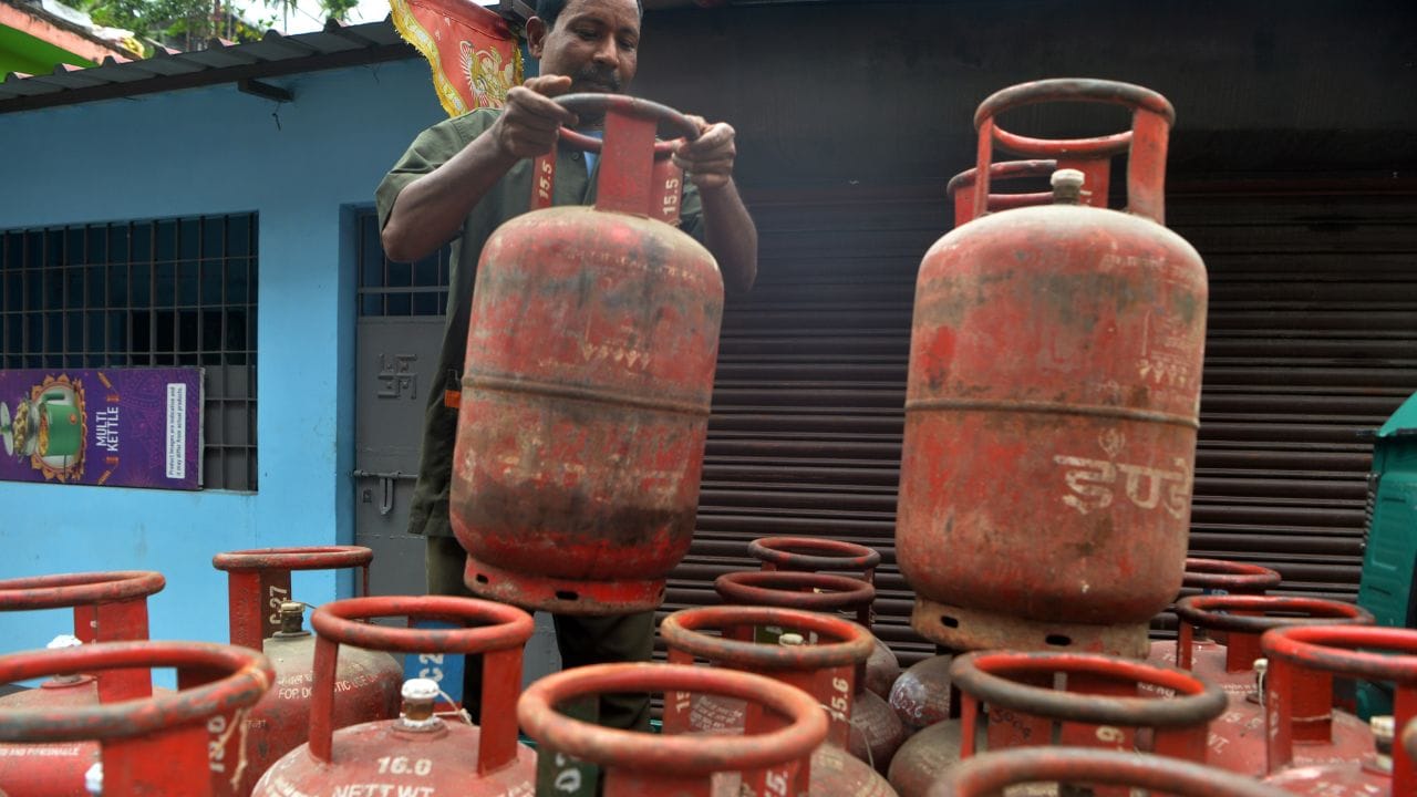 સરકારી આદેશ મુજબ તમારી એક ભૂલ અને તમારા LPG ગેસ કનેક્શન કાપી નાખવામાં આવશે. સરકારી આદેશ મુજબ હવે જે વિસ્તારોમાં PNG (Piped Natural Gas) સુવિધા ઉપલબ્ધ છે, જો ઘરો સમયસર PNG કનેક્શન નહીં લે, તો તેમનો LPG સપ્લાય બંધ કરી દેવામાં આવશે. આ પગલાનો હેતુ ગેસ નેટવર્કને ઝડપથી વિસ્તૃત કરવાનો અને એક જ ઇંધણ પર નિર્ભરતા ઘટાડવાનો છે. અર્થ સ્પષ્ટ છે કે જો તમારા વિસ્તાર મકાન કે એપાર્ટમેન્ટમાં PNG સપ્લાય હોય, તો તમારે કોઈપણ સંજોગોમાં PNG કનેક્શન લેવું પડશે અને સિલિન્ડરને ગુડબાય કહેવું પડશે.