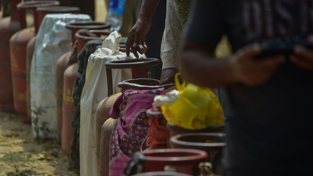 LPG કટોકટીનો સામનો કરવાનો પ્રયાસ : ભારત હાલમાં LPG ની અછતનો સામનો કરી રહ્યું છે. આનું એક મુખ્ય કારણ પશ્ચિમ એશિયામાં ચાલી રહેલ સંઘર્ષ અને પુરવઠામાં વિક્ષેપ છે. આવી સ્થિતિમાં સરકાર PNG ને પ્રોત્સાહન આપીને ગેસ પુરવઠાને સંતુલિત કરવા માંગે છે. જેથી જ્યાં પાઇપલાઇન નથી ત્યાં LPG ઉપલબ્ધ રહે.