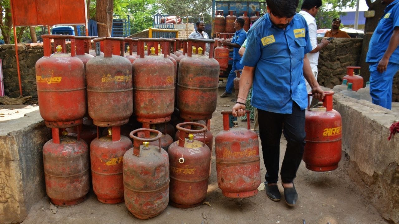 PNG કનેક્શન 48 કલાકમાં ઉપલબ્ધ થશે : આદેશ મુજબ જ્યાં પરવાનગી આપવામાં આવે છે, ત્યાં અંતિમ તબક્કો એટલે કે "છેલ્લા માઇલ" કનેક્શન 48 કલાકની અંદર આપવાનું રહેશે. આનાથી PNG ઝડપથી વિસ્તરણ કરી શકશે.. પેટ્રોલિયમ અને કુદરતી ગેસ નિયમનકારી બોર્ડ (PNGRB - Petroleum and Natural Gas Regulatory Board) ને સમગ્ર પ્રક્રિયાની દેખરેખ રાખવાની જવાબદારી સોંપવામાં આવી છે. આ એજન્સી પરવાનગીઓ, પાલન અને પાઇપલાઇન વિસ્તરણનું નિરીક્ષણ કરશે.
All Photos Credits: Getty Images