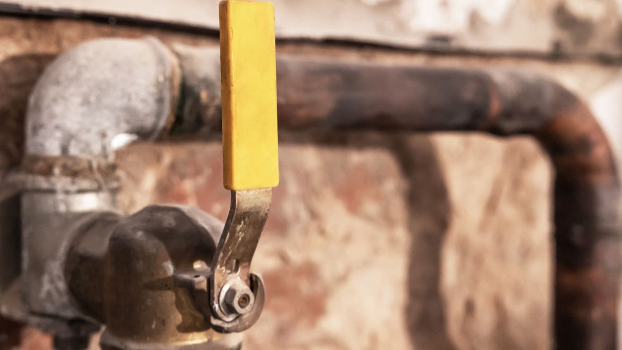 પાઇપલાઇન નાખવાની પ્રક્રિયા ઝડપી બનાવવામાં આવશે. : સરકારે નવા નિયમો હેઠળ પાઇપલાઇન નાખવાની પ્રક્રિયાને પણ સરળ બનાવી છે. હવે જો નિર્ધારિત સમયમાં પરવાનગી નહીં મળે, તો તેને આપોઆપ મંજૂરી ગણવામાં આવશે. વધુમાં હાઉસિંગ સોસાયટી અથવા બિલ્ડિંગ મેનેજમેન્ટે ત્રણ કાર્યકારી દિવસોમાં પરવાનગી આપવી પડશે.