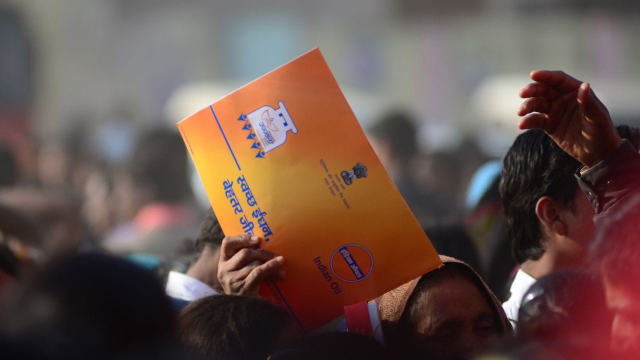 જ્યાં ટેકનિકલ સમસ્યા હશે, ત્યાં રાહત મળશે, : જોકે, સરકારે એ પણ સ્પષ્ટતા કરી છે કે ટેકનિકલ કારણોસર જ્યાં PNG કનેક્શન શક્ય નથી તેવા વિસ્તારોમાં LPG સપ્લાય ચાલુ રહેશે. સંબંધિત એજન્સી દ્વારા નો-ઓબ્જેક્શન સર્ટિફિકેટ (NOC - No Objection Certificate ) જાહેર કરવામાં આવશે.