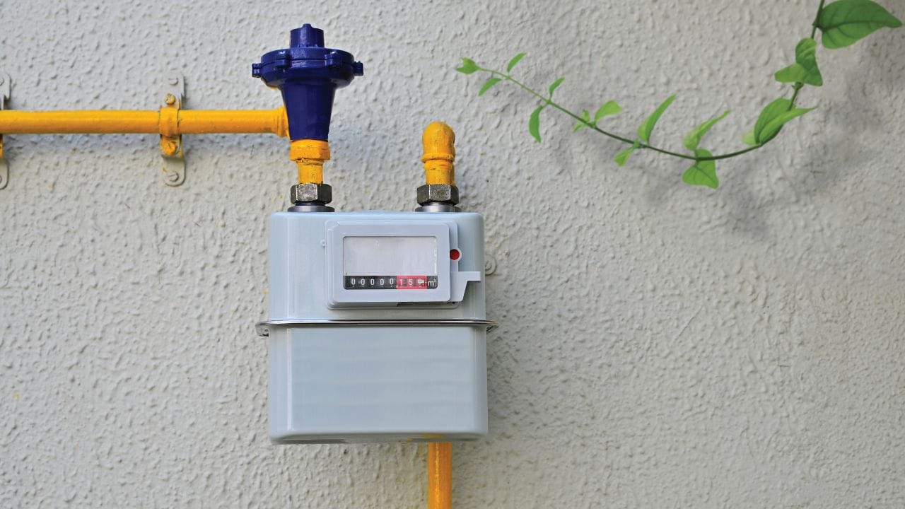 PNG કનેક્શન 3 મહિનામાં લેવાનું રહેશે : PTI ના અહેવાલ મુજબ, પેટ્રોલિયમ અને કુદરતી ગેસ મંત્રાલય દ્વારા જારી કરાયેલા નવા આદેશમાં જણાવાયું છે કે જો કોઈ ઘરમાં PNG ની સુવિધા હોય અને ગ્રાહક હજુ પણ કનેક્શન ન લે, તો ત્રણ મહિના પછી તેમનો LPG સપ્લાય બંધ કરવામાં આવશે. આ નિયમ 24 માર્ચ, 2026 થી અમલમાં.