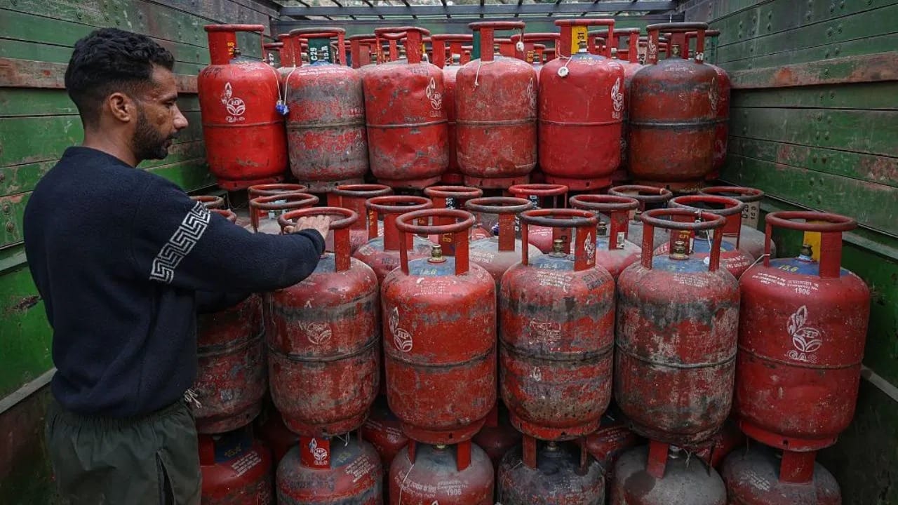 દેશમાં LPG ગેસની પરિસ્થિતિ ધીમે ધીમે બદલાઈ રહી છે. ખાડી દેશોમાં ચાલી રહેલા તણાવની અસર હવે ભારતના ગેસ પુરવઠા પર પણ જોવા મળી રહી છે. આ સ્થિતિને ધ્યાનમાં રાખીને સરકાર અને તેલ કંપનીઓ દરેક ઘર સુધી ગેસનો પૂરતો અને સમાન પુરવઠો સુનિશ્ચિત કરવા માટે નવા નિયમો અમલમાં મૂકી રહી છે. તેથી, જો તમે LPG ગેસ સિલિન્ડરનો ઉપયોગ કરો છો, તો આ નવા નિયમો વિશે જાણવું ખૂબ જ જરૂરી બની ગયું છે.