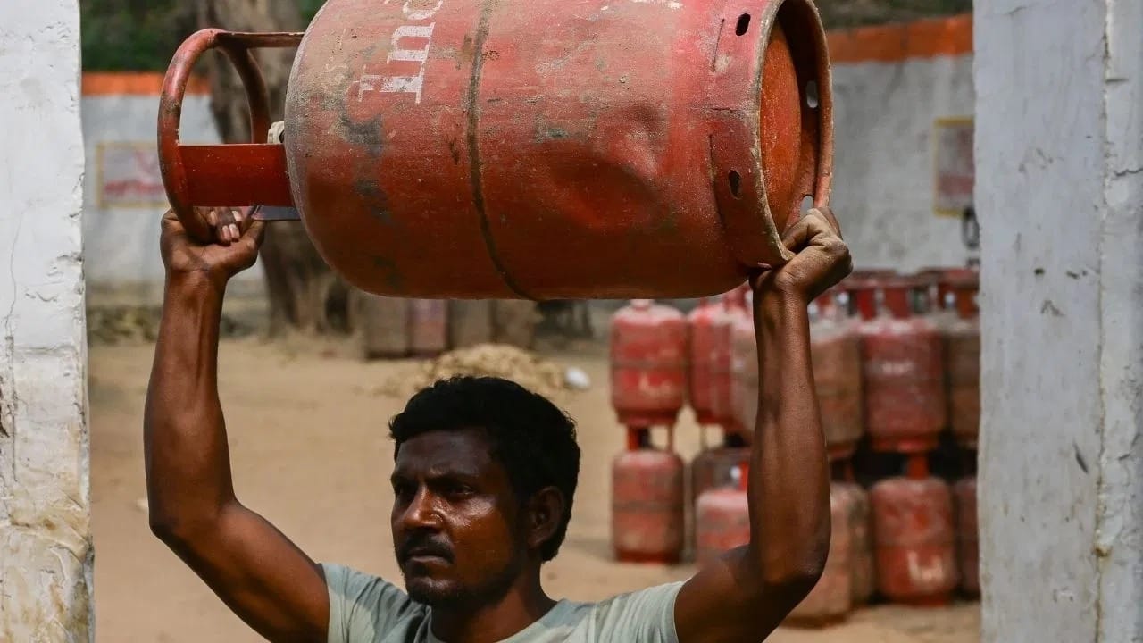 LPG સિલિન્ડરના ભાવમાં વધારો : આ દરમિયાન, LPG સિલિન્ડરના ભાવમાં પણ વધારો થયો છે. દિલ્હીમાં, 14.2 કિલોગ્રામના ઘરેલુ ગેસ સિલિન્ડરની કિંમત વધીને ₹942 થઈ ગઈ છે. જોકે, ₹300ની સબસિડી મળ્યા પછી, ઉજ્જવલા લાભાર્થીઓ અસરકારક રીતે પ્રતિ સિલિન્ડર લગભગ ₹૬૪૨ ચૂકવી રહ્યા છે.