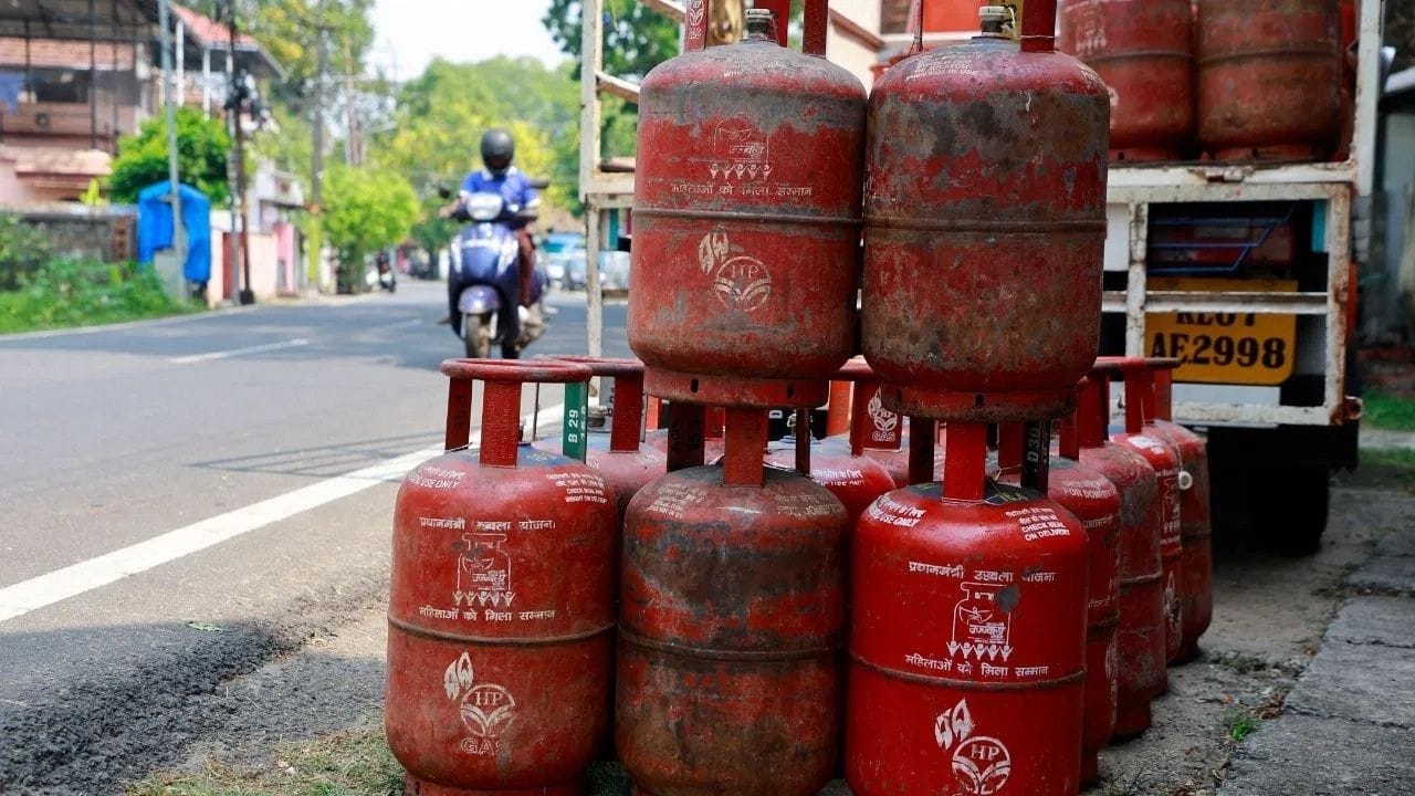 એક અહેવાલ મુજબ, એલપીજી (લિક્વિફાઇડ પેટ્રોલિયમ ગેસ) ની અછત ભારતના એસી ઉદ્યોગ માટે એક મોટો પડકાર ઉભો કર્યો છે. ઉત્પાદનમાં વપરાતા ગેસનો ઓછો પુરવઠો ઉત્પાદન પર અસર કરી રહ્યો છે અને કંપનીઓ માટે ખર્ચમાં વધારો કરી રહ્યો છે. ભૂરાજકીય તણાવ અને સપ્લાય ચેઇન સમસ્યાઓને કારણે, સરકારે ઘરેલુ એલપીજીને પ્રાથમિકતા આપી છે, જેનાથી ઉદ્યોગને ફટકો પડ્યો છે.