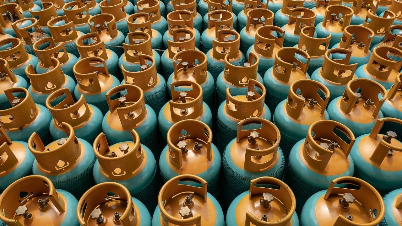 ઉત્પાદન ચાલુ રાખવા માટે, ઘણી કંપનીઓએ ઓક્સિએસિટિલીન ગેસનો ઉપયોગ શરૂ કર્યો છે. જોકે, આ વિકલ્પ પણ સંપૂર્ણપણે સલામત નથી, કારણ કે તેનું ઉત્પાદન ક્રૂડ ઓઇલ અને ચૂનાના પત્થર પર આધારિત છે, જે મોટાભાગે આયાત કરવામાં આવે છે. રિપોર્ટ અનુસાર, ભારતના ચૂનાના પત્થરનો આશરે 94% મધ્ય પૂર્વમાંથી આવે છે, જેના કારણે પુરવઠાનું જોખમ ઊભું થાય છે.