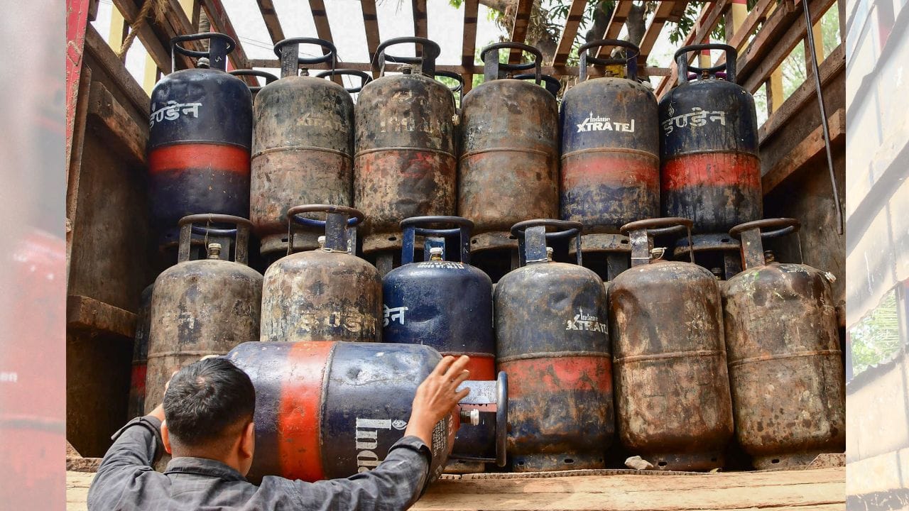 સરકારી નિયમો મુજબ 2000 પછી બનાવાયેલા LPG સિલિન્ડરનું પહેલું સેફ્ટી ટેસ્ટ લગભગ 10 વર્ષ પછી કરવામાં આવે છે. ત્યારબાદ દર 5 વર્ષે તેની તપાસ અને રંગકામ થાય છે. સિલિન્ડર પર લખાયેલા A, B, C અથવા D સાથે વર્ષ દર્શાવે છે કે તેનું આગામી નિરીક્ષણ ક્યારે કરવાનું છે. ( Credits: pti )