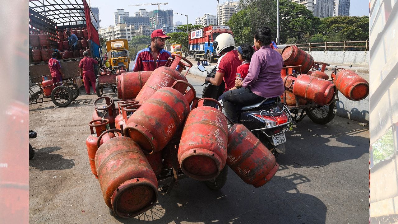 A કોડનો અર્થ વર્ષના પ્રથમ ક્વાર્ટર સાથે જોડાયેલો છે. એટલે કે સિલિન્ડર પર A લખેલું હોય તો તે જાન્યુઆરીથી માર્ચ વચ્ચેના સમયગાળાને દર્શાવે છે. B કોડ વર્ષના બીજા ક્વાર્ટરને દર્શાવે છે. એટલે કે એપ્રિલથી જૂન સુધીનો સમય આ કોડ દ્વારા બતાવવામાં આવે છે. C કોડ વર્ષના ત્રીજા ક્વાર્ટર માટે વપરાય છે, જે જુલાઈથી સપ્ટેમ્બર વચ્ચેનો સમય દર્શાવે છે. D કોડ વર્ષના ચોથા અને છેલ્લાં ક્વાર્ટરને સૂચવે છે. એટલે કે તે ઓક્ટોબરથી ડિસેમ્બર સુધીના સમયગાળાને દર્શાવે છે. ( Credits: pti )