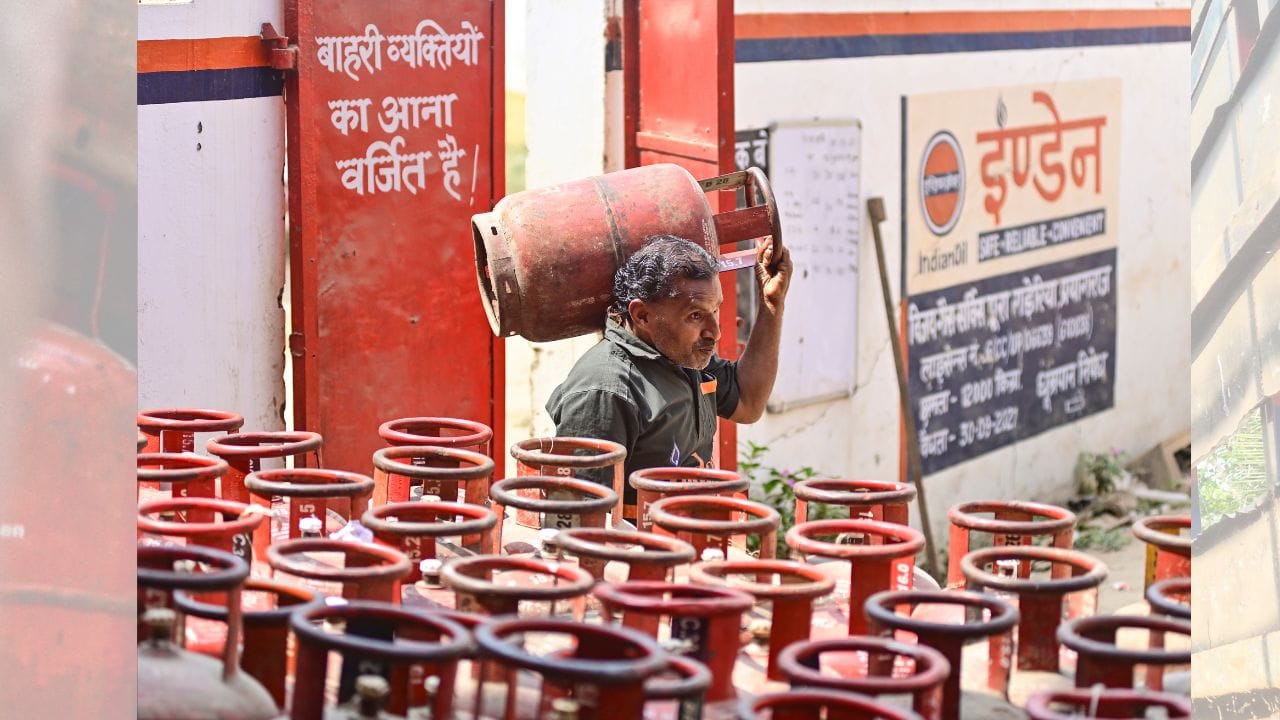 પેટ્રોલિયમ મંત્રાલય મુજબ ભારતમાં દર વર્ષે લગભગ 31 મિલિયન ટનથી વધુ LPG વપરાય છે. દેશનું સ્થાનિક ઉત્પાદન આ માંગનો અડધો ભાગ પણ પૂરો કરી શકતું નથી, તેથી બાકીની જરૂરિયાત સાઉદી અરેબિયા, કતાર, યુએઈ અને કુવૈત જેવા ગલ્ફ દેશોથી આયાત કરવામાં આવે છે. આ ગેસ લઈને આવતા મોટા ભાગના જહાજો ભારત પહોંચતા પહેલા હોર્મુઝ સ્ટ્રેટમાંથી પસાર થાય છે. અંદાજ મુજબ ભારતમાં આવતું લગભગ 80–90% LPG આ જ માર્ગથી આવે છે. ( Credits: pti )