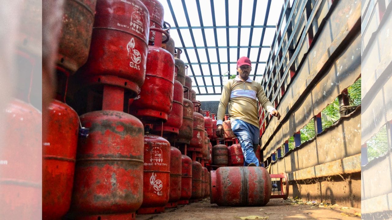 ગેસ સિલિન્ડરના ખભા પર સામાન્ય રીતે ગેસનું નામ, ઉત્પાદક, વજન, દબાણ અને ક્ષમતા જેવી મહત્વપૂર્ણ માહિતી લખેલી હોય છે. સિલિન્ડર પર લાગેલું લેબલ અંદર કયો ગેસ છે તે પણ બતાવે છે. સામાન્ય રીતે કોમર્શિયલ સિલિન્ડર ઘરેલુ સિલિન્ડર કરતાં મોટા અને ભારે હોય છે. ઘરેલુ LPG સિલિન્ડરનું વજન લગભગ 14.2 કિલો હોય છે, જ્યારે કોમર્શિયલ સિલિન્ડરનું વજન લગભગ 19 કિલો સુધી હોઈ શકે છે. ( નોંધ: અહીં આપવામાં આવેલી માહિતી પબ્લિક ડોમેન પરથી લેવામાં આવી છે, જે ફક્ત તમારી જાણકારી માટે છે.) ( Credits: pti )