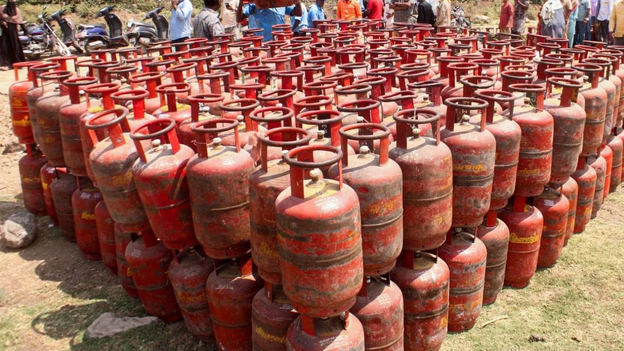 ભારત ગેસ માટે કયા દેશો પર આધાર રાખે છે?: ભારત પાસે પોતાના કુદરતી ગેસ ભંડાર પણ છે. ગેસ મુખ્યત્વે કૃષ્ણા-ગોદાવરી બેસિન, આસામ, રાજસ્થાન અને ગુજરાતમાં ખંભાતના અખાતમાંથી કાઢવામાં આવે છે. જો કે, આ સ્થાનિક ઉત્પાદન આપણી વિશાળ વસ્તી અને ઊંચી માંગ કરતાં ઘણું ઓછું છે. આ જ કારણ છે કે ભારત તેની કુલ ગેસ જરૂરિયાતોના આશરે 50 ટકા આયાત કરે છે. (ફોટો ક્રેડિટ-AI)