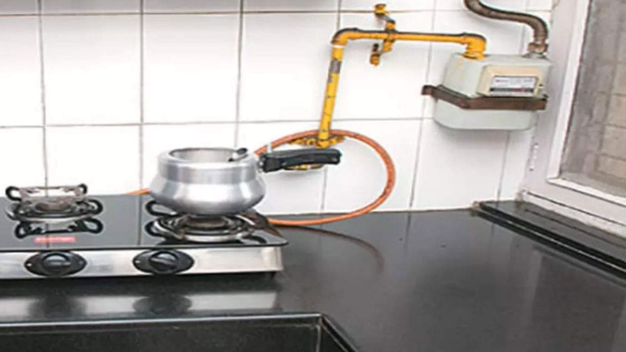 નવું કનેક્શન લેવાની વાત કરીએ તો LPG કનેક્શન શરૂઆતમાં થોડું સસ્તુ પડે છે. સામાન્ય રીતે નવું LPG કનેક્શન (સિંગલ સિલિન્ડર) લેવા માટે લગભગ ₹3,000 થી ₹4,500 સુધીનો ખર્ચ થાય છે. આ ખર્ચમાં રેગ્યુલેટર, પાઇપ, સુરક્ષા ડિપોઝિટ અને બ્લુ બુકનો સમાવેશ થાય છે. જો કોઈ વ્યક્તિ ઉજ્જવલા યોજના હેઠળ પાત્ર હોય તો તેને આ કનેક્શન ખૂબ ઓછી કિંમતે અથવા મફતમાં પણ મળી શકે છે.