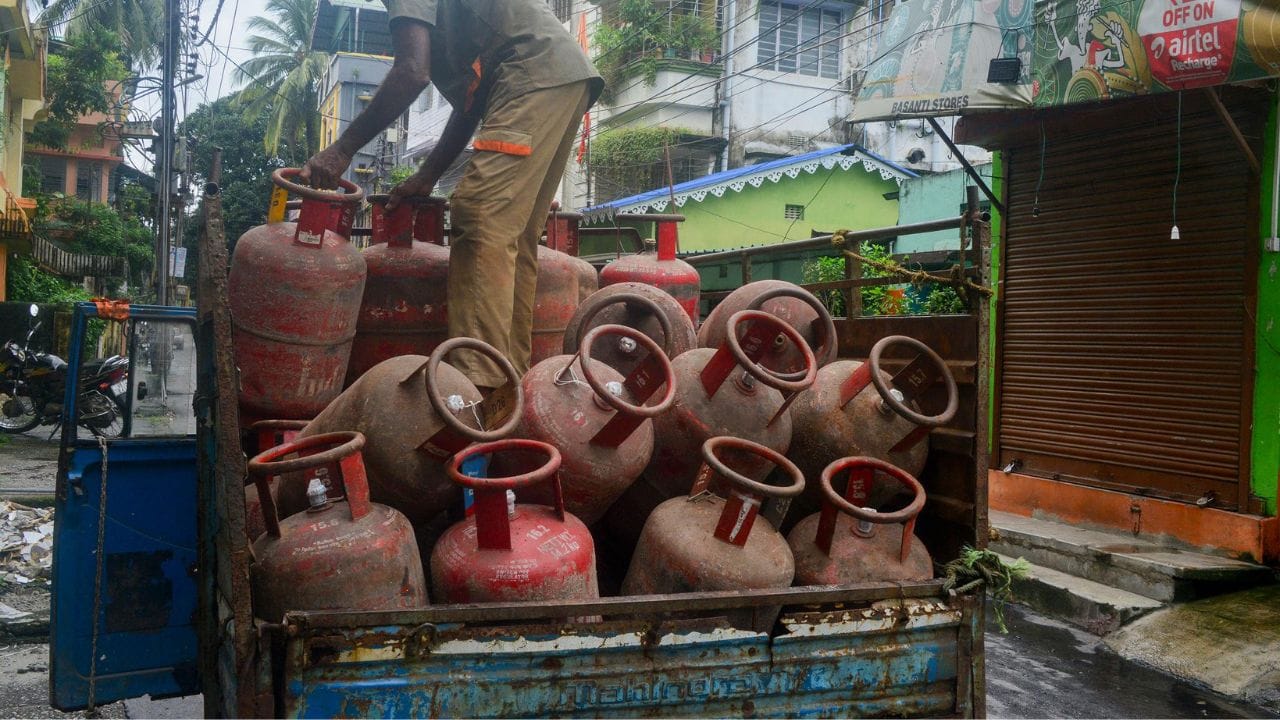 જોકે PNG ની એક મર્યાદા પણ છે. તે ફક્ત તે જ વિસ્તારોમાં ઉપલબ્ધ હોય છે જ્યાં ગેસ કંપનીઓએ પાઇપલાઇન નેટવર્ક બનાવ્યું હોય. ઉપરાંત, જો તમે ભાડાના ઘરમાં રહેતા હો અને વારંવાર સ્થળાંતર કરતા હો, તો LPG સિલિન્ડર વધુ અનુકૂળ વિકલ્પ બની શકે છે. કારણ કે LPG સિલિન્ડર સરળતાથી ગમે ત્યાં લઈ જઈ શકાય છે, જ્યારે PNG કનેક્શન ચોક્કસ સરનામા સાથે જોડાયેલું હોય છે અને તેને અન્ય સ્થળે સ્થાનાંતરિત કરવાની પ્રક્રિયા થોડી લાંબી હોઈ શકે છે. આ રીતે જોવામાં આવે તો લાંબા ગાળે ખર્ચ અને સુવિધાની દ્રષ્ટિએ PNG ગેસ ઘણીવાર વધુ ફાયદાકારક સાબિત થાય છે, પરંતુ દરેક ઘરની જરૂરિયાત અને ઉપલબ્ધતા મુજબ LPG પણ એક વ્યવહારુ વિકલ્પ બની શકે છે.