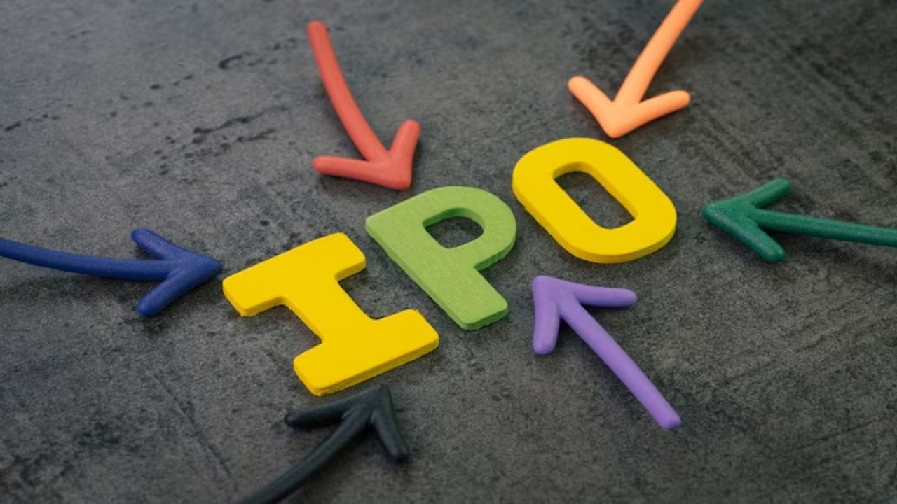 કંપનીઓ માટે 25 ટકા પબ્લિક શેરહોલ્ડિંગ થ્રેશોલ્ડ પ્રાપ્ત કરવા માટે ફરજિયાત 'ગ્લાઇડ પાથ' (સમયમર્યાદા) સ્થાપિત કરવામાં આવી છે. લિસ્ટિંગ સમયે 15 ટકાથી ઓછી પબ્લિક શેરહોલ્ડિંગ ધરાવતી કંપનીઓને 15 ટકાના આંક સુધી પહોંચવા માટે 5 વર્ષનો સમયગાળો અને 25 ટકાના આંક સુધી પહોંચવા માટે 10 વર્ષનો સમયગાળો આપવામાં આવશે. (ફોટો ક્રેડિટ-File Image)